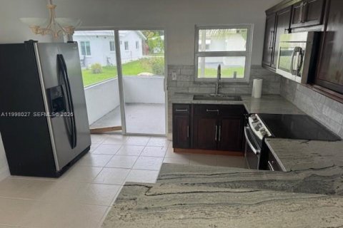 House in Tamarac, Florida 2 bedrooms, 80.27 sq.m. № 2060626 - photo 4