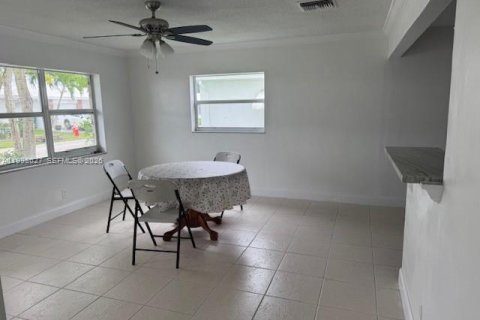 House in Tamarac, Florida 2 bedrooms, 80.27 sq.m. № 2060626 - photo 9