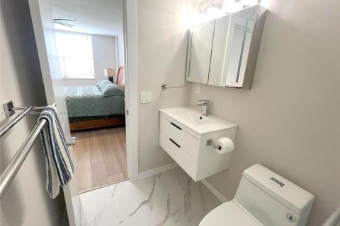 Condo in North Miami Beach, Florida, 3 bedrooms  № 1945056 - photo 16