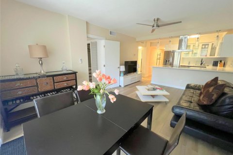 Condo in North Miami Beach, Florida, 3 bedrooms  № 1945056 - photo 6