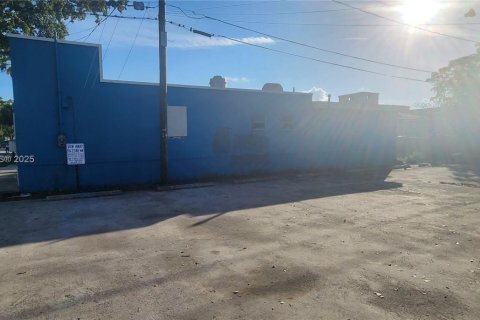 Propiedad comercial en venta en West Palm Beach, Florida № 1937407 - foto 2