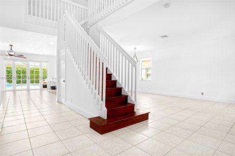 House in Weston, Florida 4 bedrooms, 235.6 sq.m. № 2066663 - photo 2