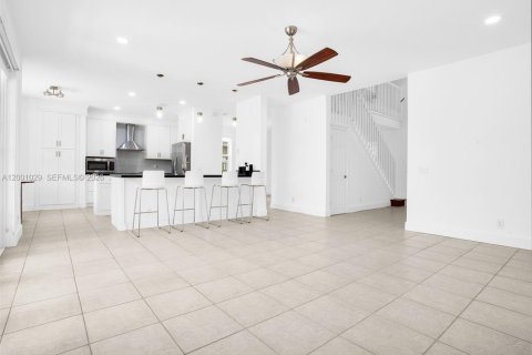 House in Weston, Florida 4 bedrooms, 235.6 sq.m. № 2066663 - photo 11