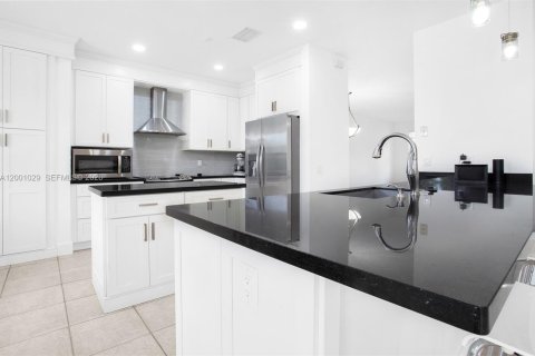 House in Weston, Florida 4 bedrooms, 235.6 sq.m. № 2066663 - photo 3