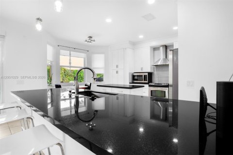 House in Weston, Florida 4 bedrooms, 235.6 sq.m. № 2066663 - photo 15