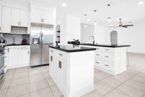 House in Weston, Florida 4 bedrooms, 235.6 sq.m. № 2066663 - photo 19