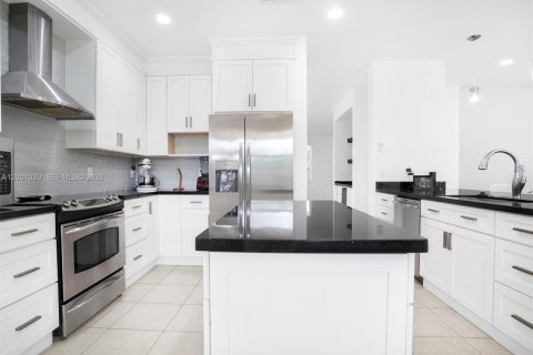 House in Weston, Florida 4 bedrooms, 235.6 sq.m. № 2066663 - photo 23