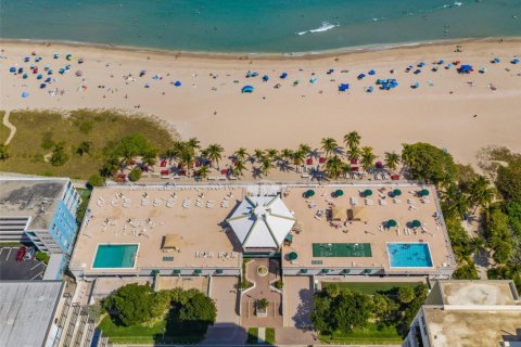 Condo in Pompano Beach, Florida, 1 bedroom  № 1230290 - photo 1