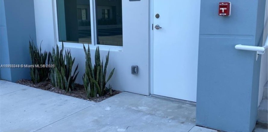 Кондоминиум с 3 спальнями в Майами, Флорида № 1945474