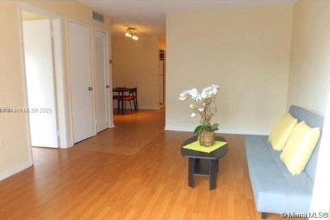 Condo in North Miami Beach, Florida, 2 bedrooms  № 1890163 - photo 2