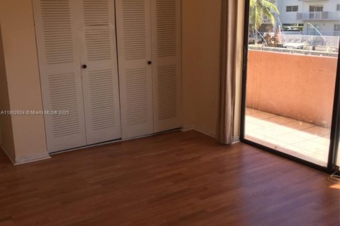 Condo in North Miami Beach, Florida, 2 bedrooms  № 1890163 - photo 11
