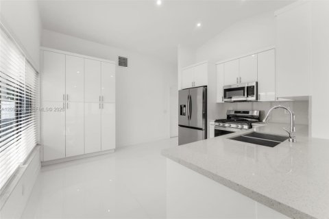 Villa ou maison à louer à Miami, Floride: 4 chambres, 173.63 m2 № 2385092 - photo 8