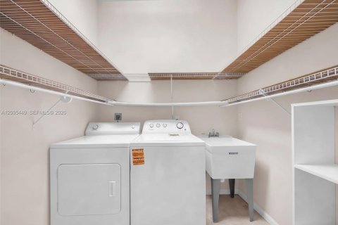 Villa ou maison à vendre à West Palm Beach, Floride: 2 chambres, 146.97 m2 № 2385543 - photo 30
