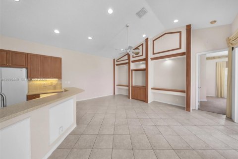 Villa ou maison à vendre à West Palm Beach, Floride: 2 chambres, 146.97 m2 № 2385543 - photo 11