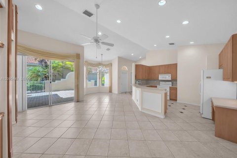 Villa ou maison à vendre à West Palm Beach, Floride: 2 chambres, 146.97 m2 № 2385543 - photo 13