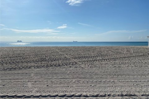 Condominio en alquiler en Miami Beach, Florida, 2 dormitorios, 89.19 m2 № 2012514 - foto 23