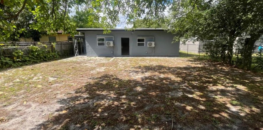 Casa en Miami, Florida 4 dormitorios, 134.99 m2 № 1177353