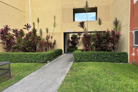 Copropriété à louer à Lauderdale Lakes, Floride: 3 chambres, 102.19 m2 № 2186969 - photo 11