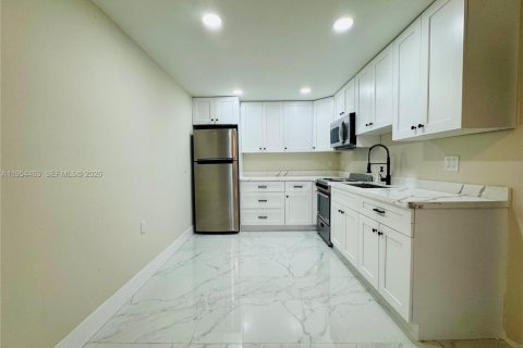 Снять в аренду виллу или дом в Майами, Флорида 2 спальни, 165.46м2, № 2009152 - фото 2