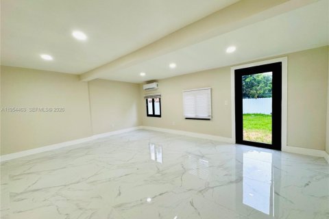 Снять в аренду виллу или дом в Майами, Флорида 2 спальни, 165.46м2, № 2009152 - фото 4