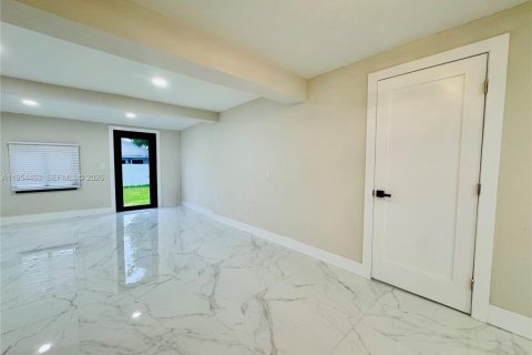 Снять в аренду виллу или дом в Майами, Флорида 2 спальни, 165.46м2, № 2009152 - фото 3