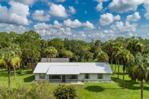 House in Naples, Florida 4 bedrooms, 199 sq.m. № 1848291 - photo 1