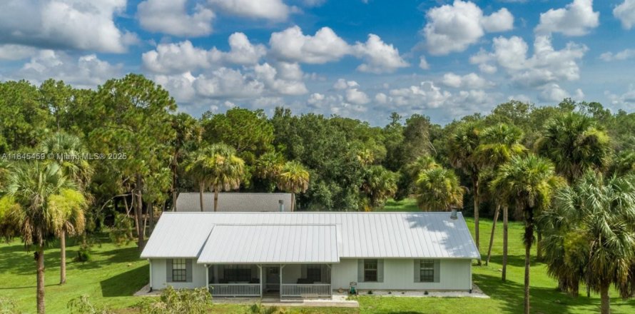 House in Naples, Florida 4 bedrooms, 199 sq.m. № 1848291