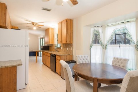 House in Naples, Florida 4 bedrooms, 199 sq.m. № 1848291 - photo 7
