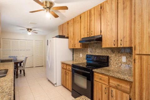 House in Naples, Florida 4 bedrooms, 199 sq.m. № 1848291 - photo 6