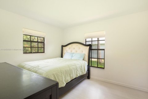 House in Naples, Florida 4 bedrooms, 199 sq.m. № 1848291 - photo 8