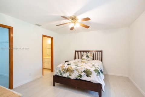 House in Naples, Florida 4 bedrooms, 199 sq.m. № 1848291 - photo 12
