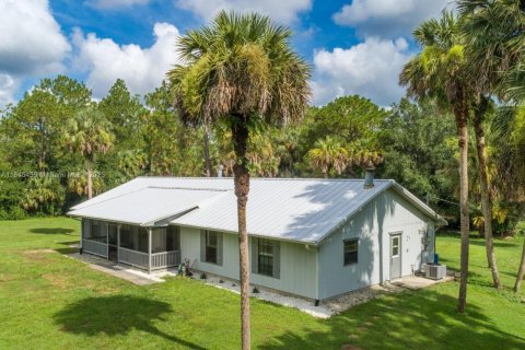 House in Naples, Florida 4 bedrooms, 199 sq.m. № 1848291 - photo 2