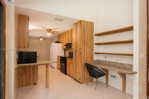 House in Naples, Florida 4 bedrooms, 199 sq.m. № 1848291 - photo 17