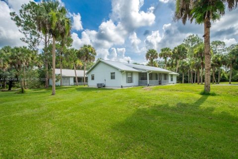 House in Naples, Florida 4 bedrooms, 199 sq.m. № 1848291 - photo 3