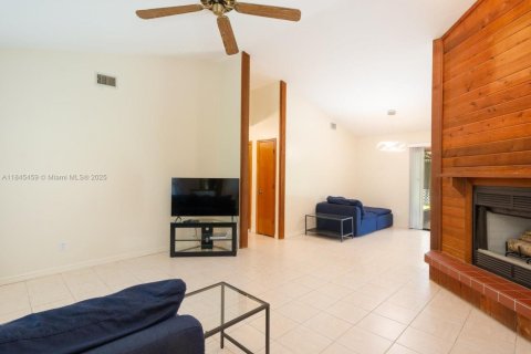 House in Naples, Florida 4 bedrooms, 199 sq.m. № 1848291 - photo 11