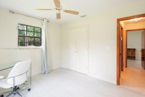 House in Naples, Florida 4 bedrooms, 199 sq.m. № 1848291 - photo 15