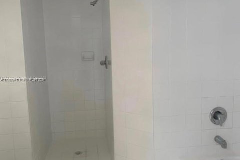 Condominio en alquiler en Miami Beach, Florida, 2 dormitorios, 131.46 m2 № 1934372 - foto 13