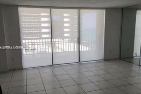 Condominio en alquiler en Miami Beach, Florida, 2 dormitorios, 131.46 m2 № 1934372 - foto 6