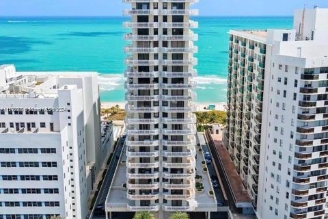 Condominio en alquiler en Miami Beach, Florida, 2 dormitorios, 131.46 m2 № 1934372 - foto 1
