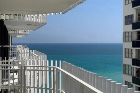 Condominio en alquiler en Miami Beach, Florida, 2 dormitorios, 131.46 m2 № 1934372 - foto 4