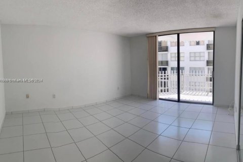 Condominio en alquiler en Miami Beach, Florida, 2 dormitorios, 131.46 m2 № 1934372 - foto 11