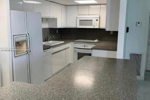 Condominio en alquiler en Miami Beach, Florida, 2 dormitorios, 131.46 m2 № 1934372 - foto 9