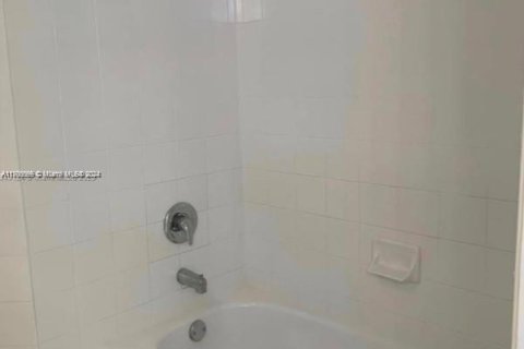 Condominio en alquiler en Miami Beach, Florida, 2 dormitorios, 131.46 m2 № 1934372 - foto 12