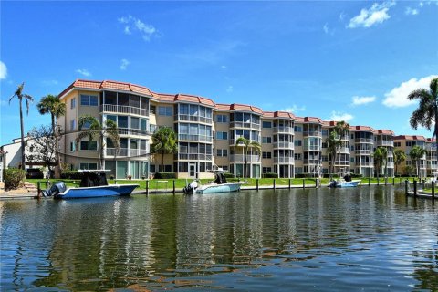 Condo in Sarasota, Florida, 2 bedrooms  № 1805265 - photo 1