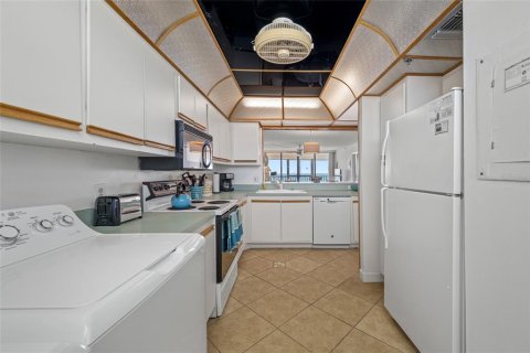 Купить кондоминиум в Мадейра - Бич, Флорида 3 комнаты, 102.19м2, № 2095510 - фото 14