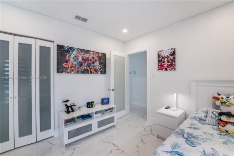 House in Miami, Florida 3 bedrooms, 140.65 sq.m. № 1956839 - photo 15