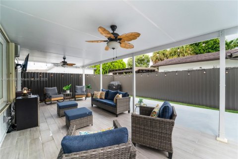 House in Miami, Florida 3 bedrooms, 140.65 sq.m. № 1956839 - photo 23