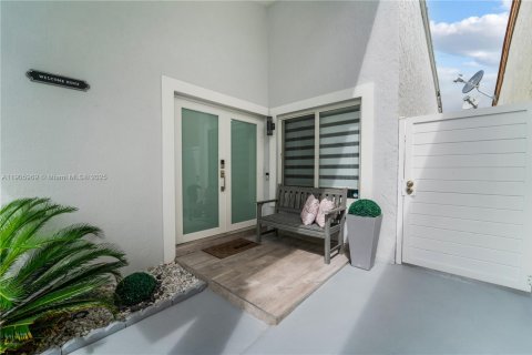 House in Miami, Florida 3 bedrooms, 140.65 sq.m. № 1956839 - photo 20