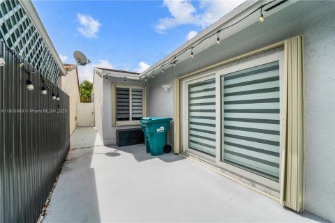 House in Miami, Florida 3 bedrooms, 140.65 sq.m. № 1956839 - photo 26