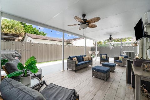 House in Miami, Florida 3 bedrooms, 140.65 sq.m. № 1956839 - photo 22